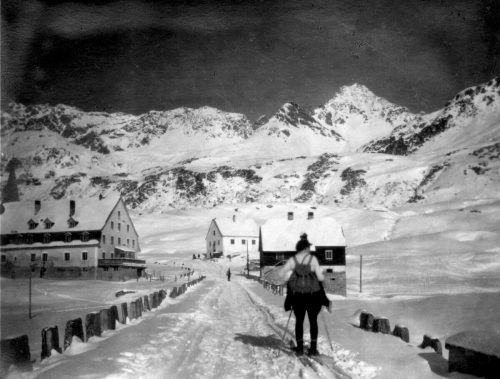 So sah St. Christoph am Arlberg vor 100 Jahren aus. Damals existierten nur wenige Gebäude. In einem wurde der Skiclub Arlberg gegründet. Christof Thony