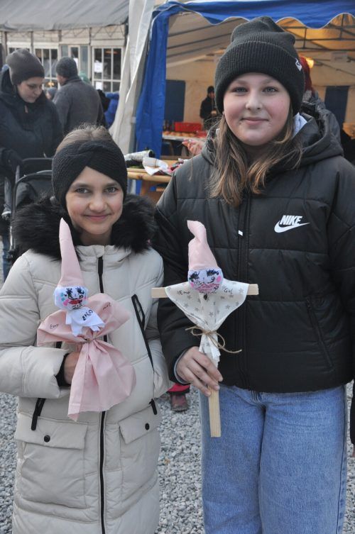 Sophia und Larissa haben ihren eigenen Hexen gebaut.  