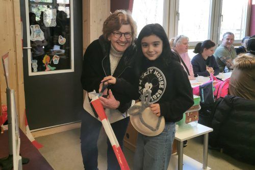 Sozialstadträtin Marie-Louise Hinterauer und eines der Kinder beim Abrissfest. Stadt