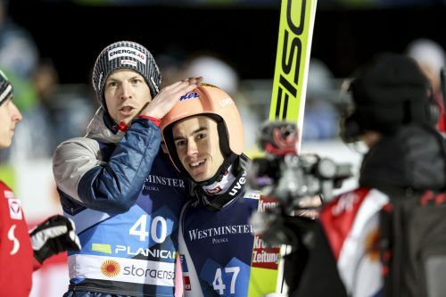 Stefan Kraft musste nach Platz vier von Michael Hayböck getröstet werden. gepa