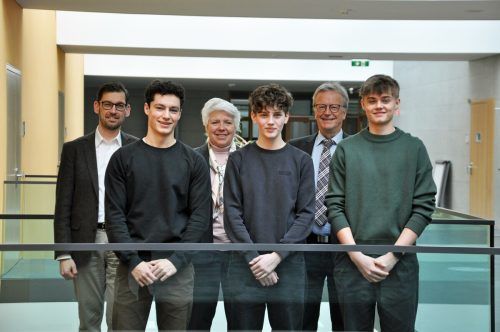 Studiengangsleiter Peter Muckenhuber, Lorenz Rümmele, Erika Schuster, Nicolas Jenny, Lehrbeauftragter Edmund Maier und Linus Riedmann (v. l.). lcf/2