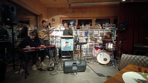 Tape Moon läuteten das neue Konzertformat in der bugo Bücherei ein. HE