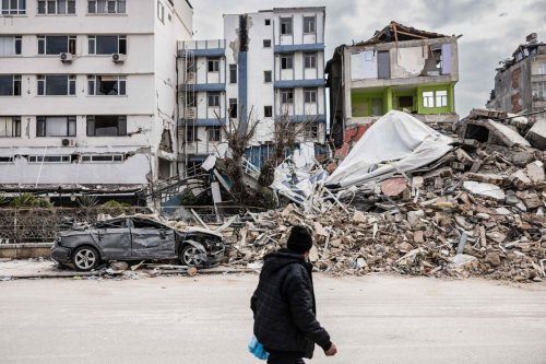 Tausende Menschen werden noch vermisst. Die Überlebenschancen schwinden.  ap
