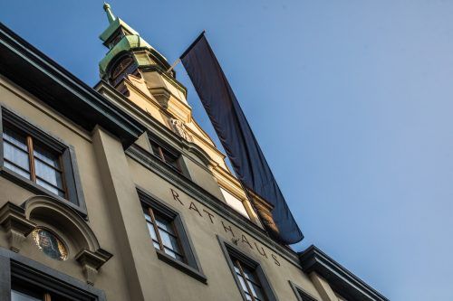 Trauer und Mitgefühl: Schwarze Fahne am Rathaus. STEURER
