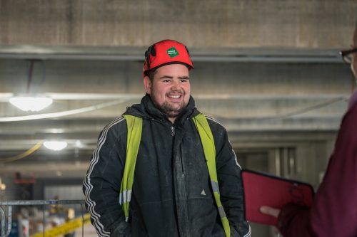 Trotz Lernschwäche kann André Kurter (20) bei Tomaselli Gabriel Bau eine Ausbildung absolvieren. Tomaselli Gabriel Bau