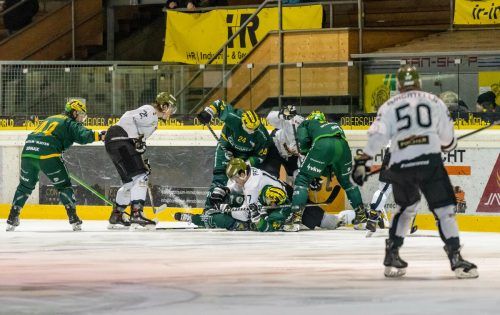 Über den Kampf zum Spiel - der EHC Lustenau musste sich gegen Meran lange für den Erfolg abarbeiten. Stiplovsek
