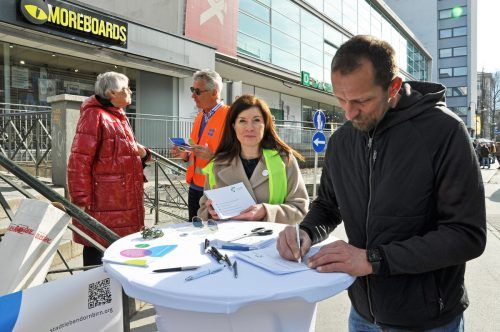 Unterstützer konnten am Stand von „Stadt Leben Dornbirn“ ihre Unterschrift leisten. lcf (3)