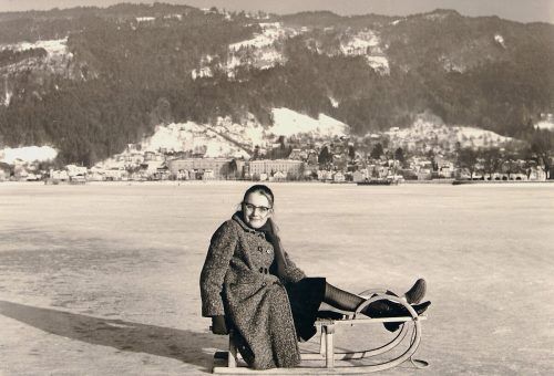 Ursula Dehne-Kinz aus Bregenz trug im Februar 1963 einen Gips. Ihr Vater zog sie daher mit dem Rodel auf den See hinaus.   Dehne-Kinz