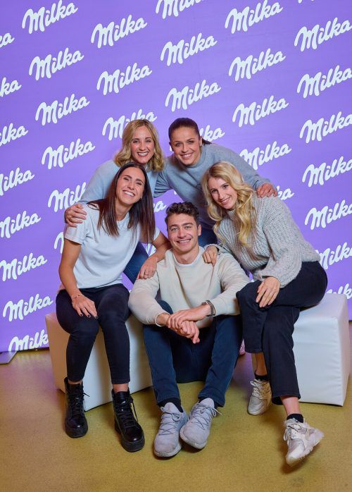 Viktoria Schnaderbeck, Michaela Kirchgasser, Laura Feiersinger und Anna Gasser nehmen Alessandro Hämmerle in ihre Mitte. Milka/Alexander Tuma