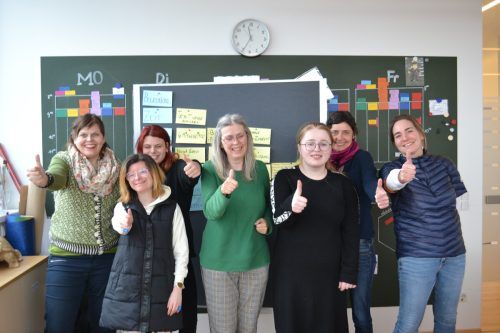 V.l.: Heidi, Laura, Anja (etwas vorne stehend), Daniela und Medina mit ihren Unterstützerinnen Andrea Burtscher und Daniela Kopf. Bi