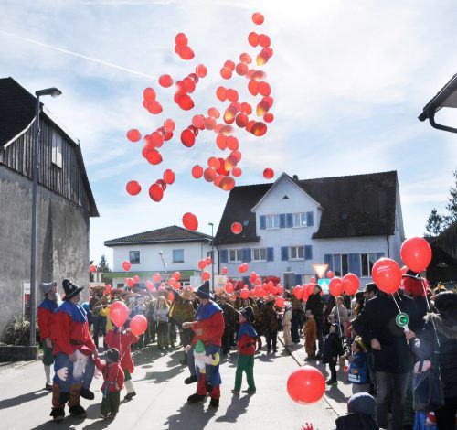 Vom ehemaligen Ländle-Laden aus geht der kleine Umzug auf den Schulplatz. AJK