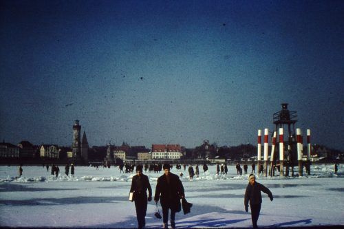 Walter und Reinhard Klocker und Heinz Jakoubek nach einem Einkauf in Lindau. Das Foto wurde drei Tage nach ihrer ersten Seeüberquerung gemacht.  Jakoubek