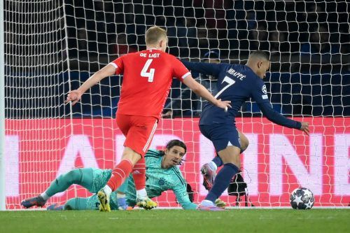 Wegen Abseits hat der VAR den Ausgleichstreffer des eingewechselten Kylian Mbappé gegen die Bayern aberkannt. afp