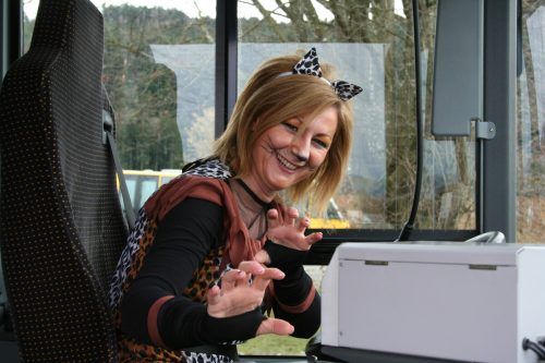 Wer den Fasching so richtig genießen will, lässt das eigene Auto am besten stehen und steigt auf Bus und Bahn um. Mäschgerle willkommen, heißt es dort. vvv