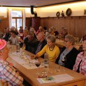 Haubengekrönter Löwen in Au bekommt adeligen Besuch