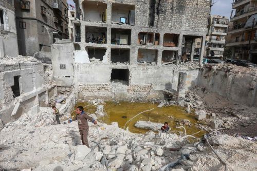 Zahlreiche Häuser sind zerstört. Viele Menschen haben nicht einmal mehr ein Dach über dem Kopf. Diese Aufnahme stammt aus Aleppo. apa