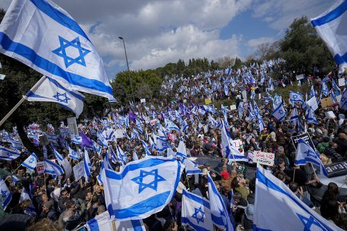 Zahlreiche Menschen protestieren vor der Knesset in Jerusalem gegen Pläne der neuen israelischen Regierung, das Justizsystem umzubauen. AP