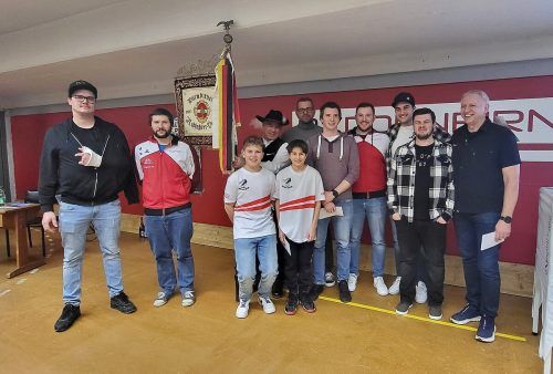 Zahlreiche Sportler, darunter die Radball-Weltmeister Stefan Feurstein (3.v.r.) und Patrick Schnetzer (4.v.r.), wurden geehrt. 
