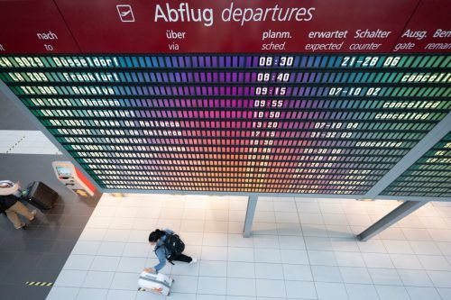 Zehntausende Flugpassagiere müssen sich am Freitag in Deutschland auf Ausfälle und Verspätungen gefasst machen. Die Gewerkschaft Verdi kündigt Streiks an.  apa