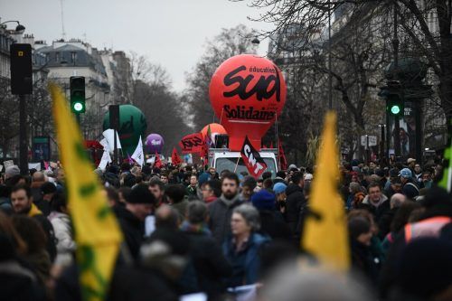 Zigtausende Franzosen demonstrieren gegen eine zutiefst unpopuläre Rentenreform in der Nähe des Platzes der Nation in Paris. AFP