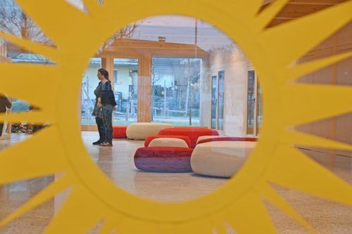 Zwei Kindergarten- und vier Kleinkindbetreuungsgruppen finden im Kinderhaus Platz. Gemeinde