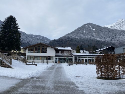 Zwei neue Kleinkindbetreuungsgruppen werden künftig im Heilpädagogischen Schulzentrum Montafon (r.) untergebracht. VN/JUN