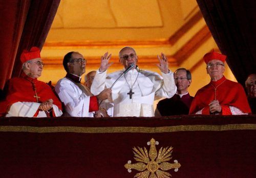 13. März 2013: Jorge Mario Bergoglio auf dem Balkon des Petersdoms.  Reuters