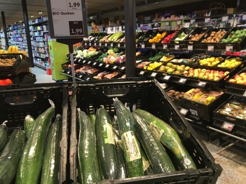 1,99 Euro für eine Gurke: Energiekosten und Kälte im Süden haben die Preise explodieren lassen. VN/Gasser