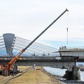 Hydraulik zieht 480 Tonnen über den Rhein