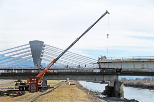 Alles im Plan: Die ersten Meter legte die alte Harder Rheinbrücke bereits am Montag zurück.  AJK/2