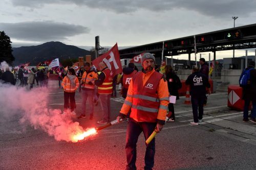 Am Donnerstag blockierten Pensionsreformgegner die Autobahn A9. AFP