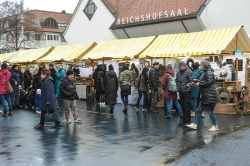 Am Samstagvormittag fand am Kirchplatz der beliebte Kreativmarkt statt und lockte zahlreiche Besucher ins Herz der Gemeinde. bvs/5