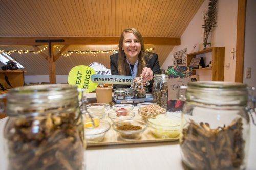 Anja Sieghartsleitner setzt in ihrer Küche unter anderem auf Grillen und Heuschrecken.  VN/Steurer