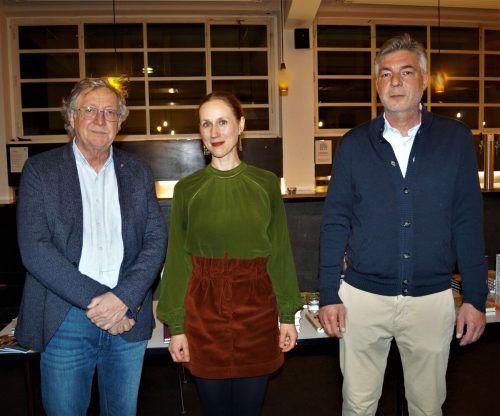 Antonio Fian (l.) und Verena Roßbacher im Gespräch mit Stefan Gmünder. yas/5