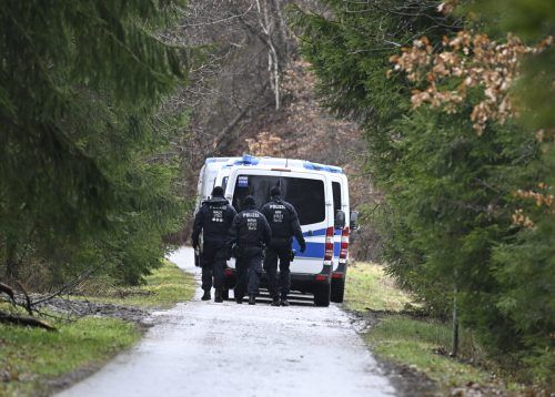 Auch am Dienstag suchten Polizisten die Umgebung des Fundortes ab. dpa 