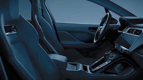 Auf Performance orientiert ist das Interieur genauso wie das Exterieur.