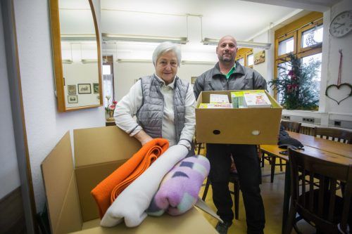 Barbara Füssinger und ihre Helfer packen unentwegt Kartons.