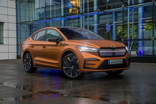 Beleuchteter Kühlergrill, schick gezeichnete Karrosserie: Richtig hübsch, das Enyaq Coupé. 