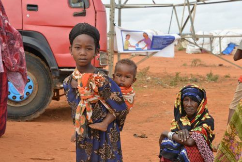 Besonders Kinder sind von der Dürre und der Hungersnot in Äthiopien betroffen. Durch Hilfsprogramme erhalten sie zumindest einmal pro Tag eine warme Mahlzeit.  zündel