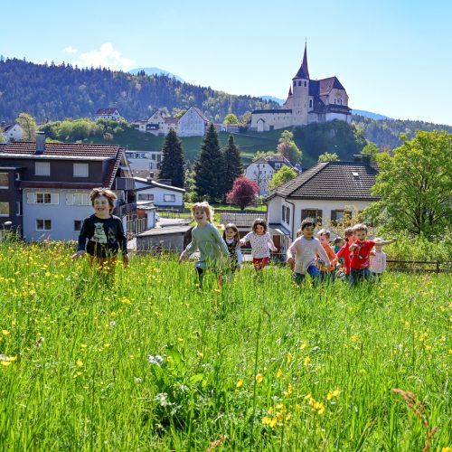 Bewegung auf der grünen Wiese, das tut auf jeden Fall auch Kinderfüßen gut. vn/lerch