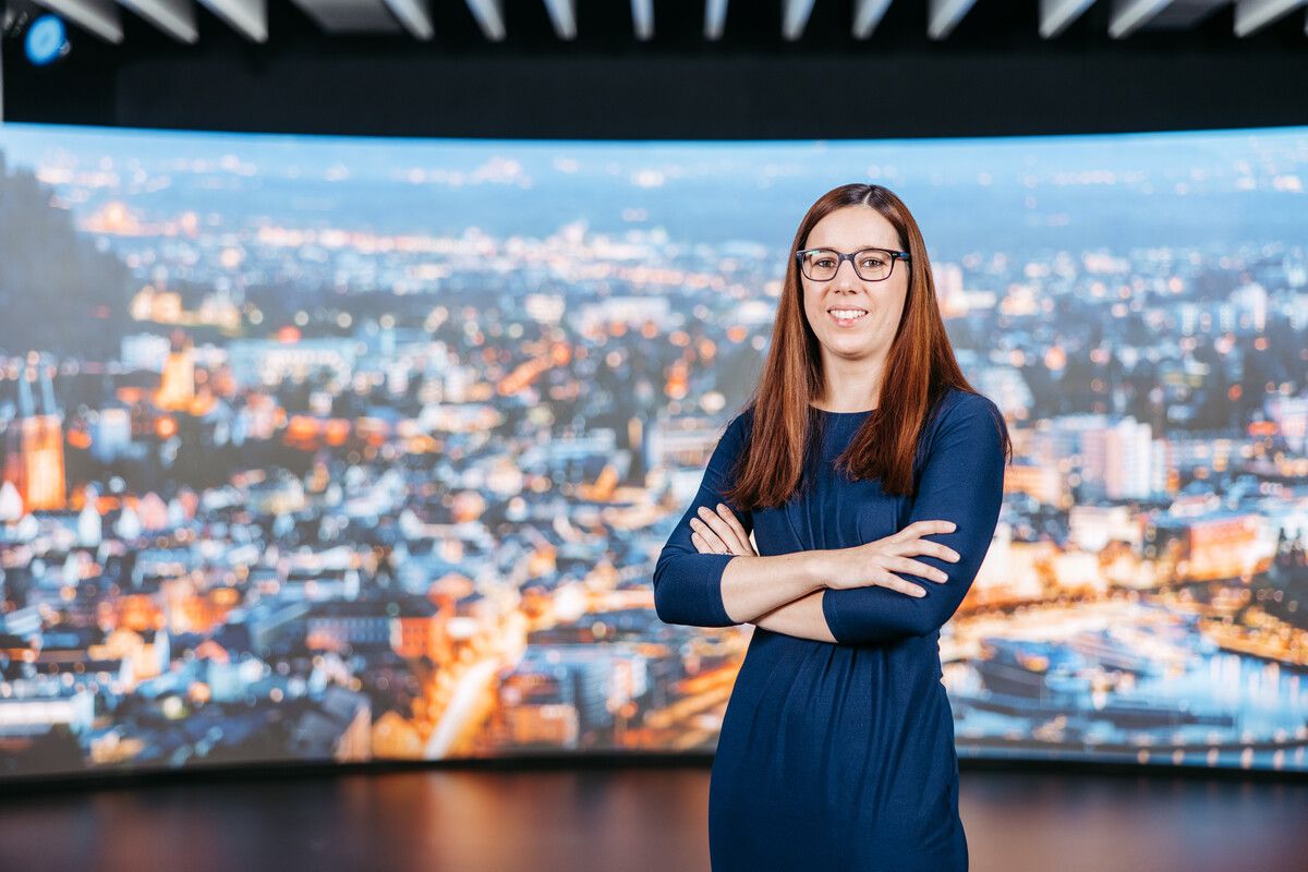 VN-Politikjournalistin Birgit Entner-Gerhold darf im Wahlstudio die Parteichefs der Landesparteien begrüßen. Um 8.30 Uhr live auf VOL.at. VN/Sams