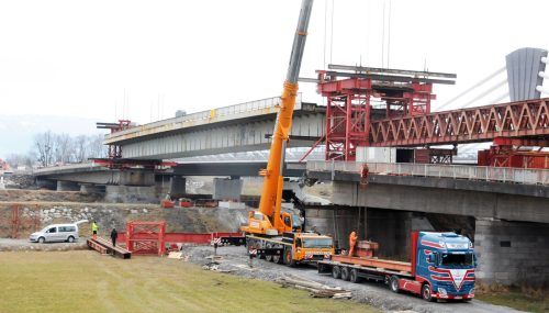 Blick aus Richtung Mündung: Das 90 Meter lange Brückenteil ist deutlich angehoben. ajk/3