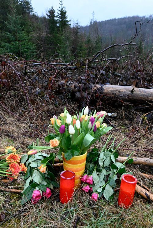 Blumen und Kerzen wurden am Fundort niedergelegt.