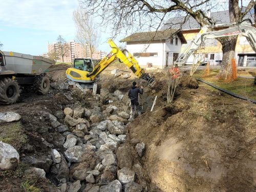 Böschungssicherung: Grobsteinschlichtungen mit Flussbausteinen sollen Seitenerosion verhindern. BMS/3