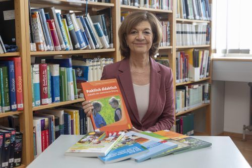 Bücher mit kinderpädagogischen Inhalten spielen am BORG Lauterach bald eine große Rolle. Das findet den Gefallen von Direktorin Edeltraud Mathis.  VN/Paulitsch