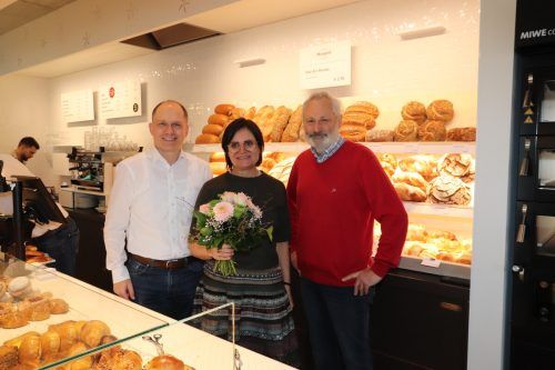 Bürgermeister Peter Neier freut sich mit Monika Haag und Hansjörg Wolf über das neue Angebot in seiner Gemeinde. Gemeinde Nüziders
