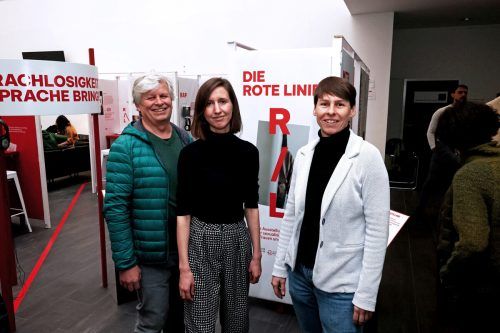 Caremanager Josef Gojo, Projektleiterin Nikola Furtenbach und Vize-Bgm. Patricia Tschallener bei der Ausstellungseröffnung.