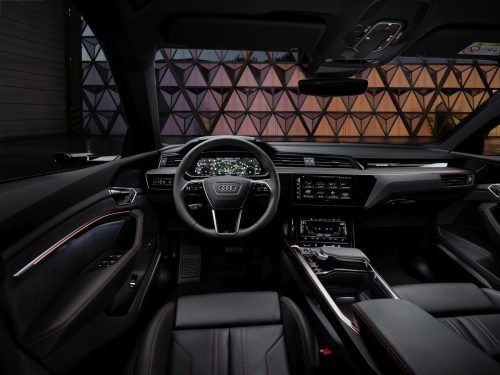 Cockpit: bei aller Elektrifizierung und Digitalisierung im typisch unterkühlten Stil der Ingolstädter.