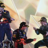 Red Bull spaziert, Alonso liefert die Show