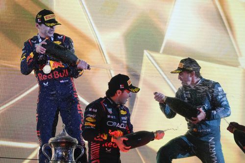 Das erste Siegerpodest der Saison: Max Verstappen, Sergio Perez und Fernando Alonso feiern in Sakhir. AP